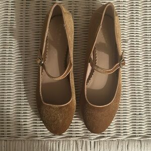 Issac Mizrahi New York Mary-Jane Gold Velvet Flats, Size 7.